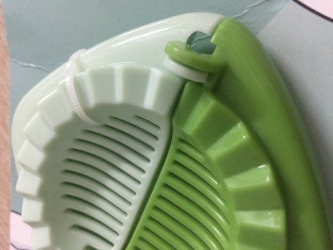 Nhựa dầy dặn chất lượng tốt, khuôn bám bột dễ làm lắm. Tiện lợi