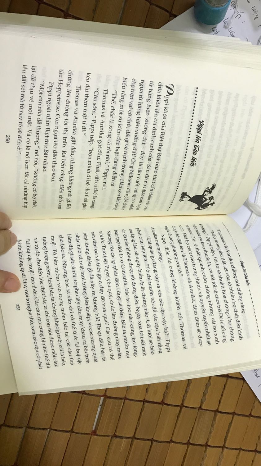 Mỗi tối đều đọc cho bé, 2 bạn nhà mình thik lắm, chỉ ước được là Thomas và Annika để làm bạn với Pippi. Câu chuyện xây dựng tình bạn thật tuyệt vời của 3 bạn nhỏ. Pippi Tất dài là cô bé 9 tuổi tuyệt vơi mà ai cũng muốn làm bạn. Cảm ơn tac giả Astrid Linggren đã đem những nhân vật tuyệt vời cho các bạn nhỏ.
