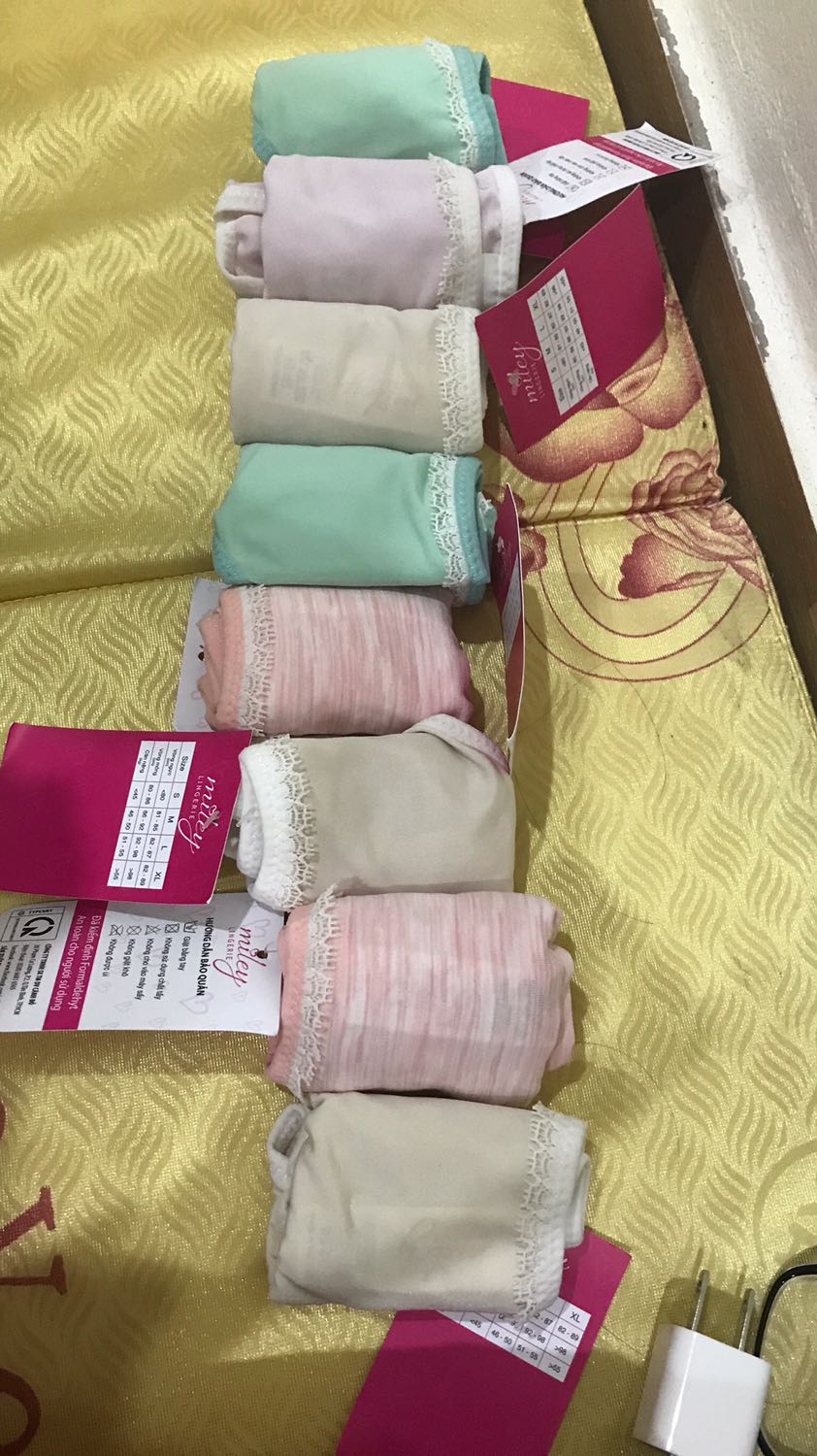 Mình mua cỡ M nhé mặc dù cân nặng còn chưa tới 45kg, chất vải nhẹ, mềm, cảm giác mặc rất ổn giao đủ 10 cái, về màu sắc thì đều là màu sáng, nhạt nhạt mình rất thích (ngoại trừ cái màu xanh lá), giao hàng nhanh
Trừ 1 sao vì hàng đưa tới mình bao bì rất cũ, may hàng bên trong không sao, chất lượng rất ok và cũng là mình dùng nên ko sao chứ các bạn muốn mua để tặng thì lưu ý 
Mình chọn size M do trước đã mua thử trước 1 chiếc size S của hãng về mặc thử biết là ko vừa nhưng chất liệu, màu sắc thì ok nên h mua tăng lên 1 size