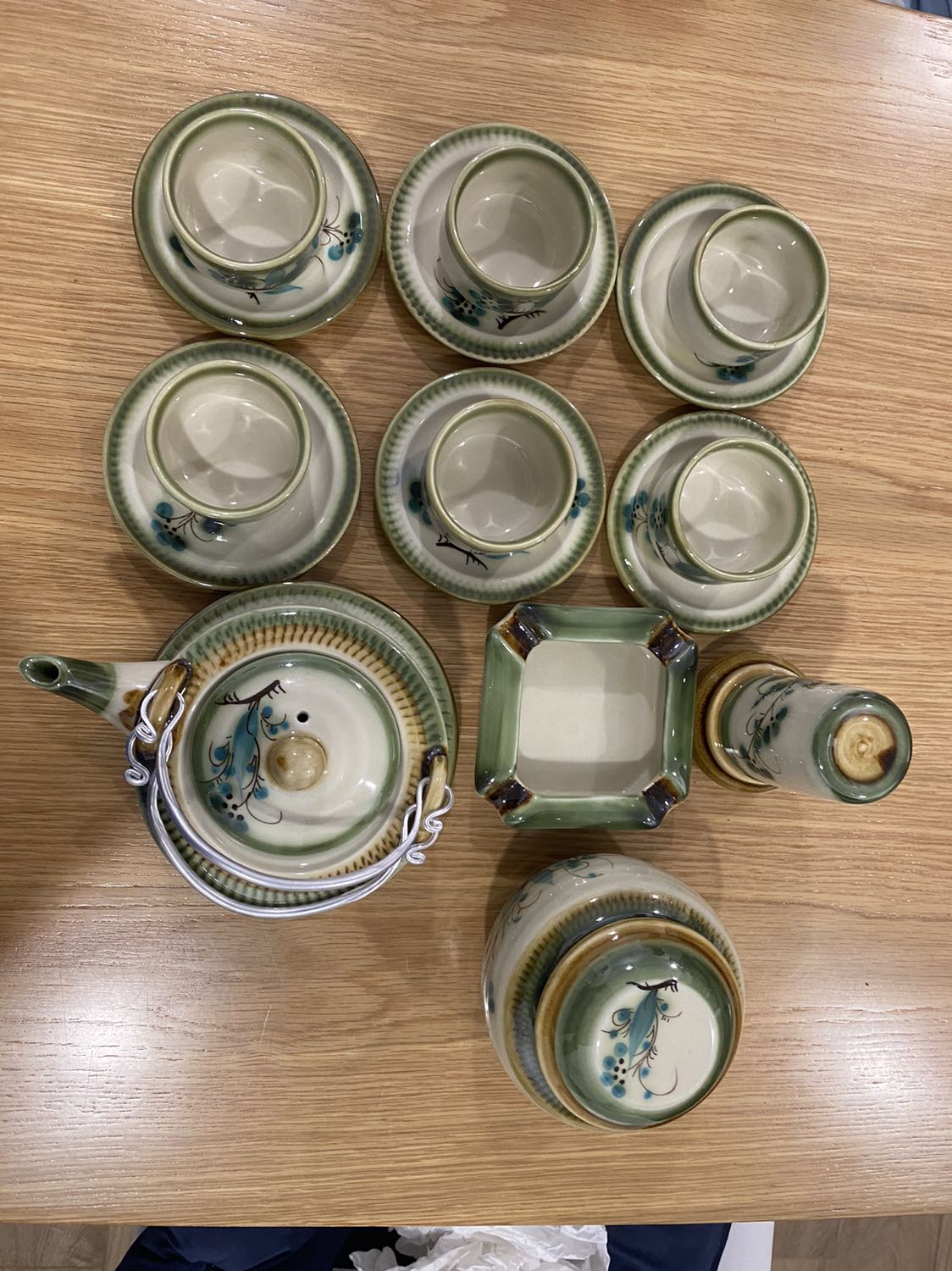 Đóng trong thùng xốp, gói rất kỹ từng món luôn. Giao hàng nhanh nữa. Bên ngoài nhìn đẹp hơn hình luôn nha. Lần sau có mẫu khác mua tiếp nha.