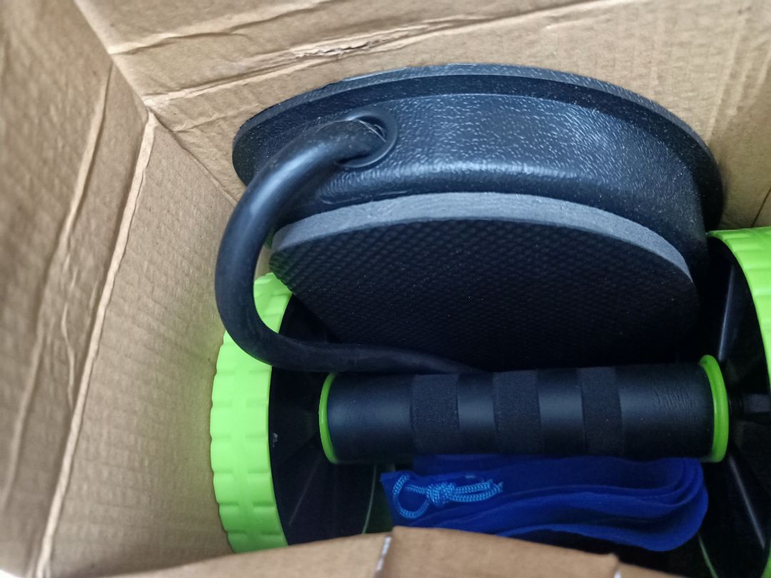 dù chưa sử dụng, ko biết sp có tốt hay ko nhưng thấy Tiki gói rất kỹ, nhưng hộp bên ngoài bị móp do bị đè nên lấy ra được mà bỏ vào lại khá khó khăn.
trong thùng có tờ hướng dẫn tập các động tác rất tiện lợi.
thời gian giao hàng chậm quá. xin đóng góp chút.
cảm ơn Tiki