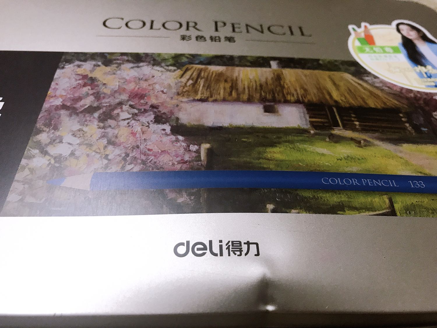 Hộp chì màu đa sắc khá đẹp. *** thấy chì mịn và dễ tô. Trừ 1 sao do 1 cây chì gãy từ lâu Ko thấy cái ruột gãy trong hộp. Và trừ thêm 1 sao do hộp chì bị móp cạnh khiến bé buồn. Này đảm bảo bị móp từ trong kho hàng của nhà cung cấp dịch mà vẫn giao cho khách chứ Ko phải do vận chuyển vì hàng được bọc nylon xốp nhiều vòng rất êm ái.