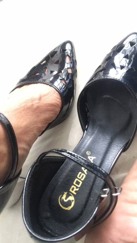 Mình yêu thích sản phẩm của rosata vì chất lượng tốt ,mang vào rất êm chân cả khi đi tiệc giày cao đi chơi giày thấp đều rất ok hứa sẽ ủng hộ shop