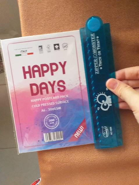 Mình thấy sản phẩm tốt , nhưng gói hơi sơ sài , mình nghĩ chắc do mình mua tệp giấy cũng nhỏ nên chắc gói không kỉ. Mà mình thấy giầy nhỏ cực luôn hình như chiều dài chỉ 15 cm , chiều rộng 10.3 cm . Mà giáy được một cái là rất dày , tệp chỉ 10 tờ mà nhìn như 20 tờ vậy. Nếu mua giấy loại này thì nên mua nhiều một tí , vì giáy nhỏ nên dùng tầm 1-2 tuần sẽ hết nha. Ok mình cho sản phẩm 4 sao, 9,5 điểm 👍