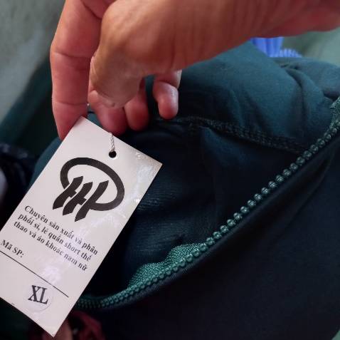 Bữa mình mua 1 cái đen rồi, thấy OK nên đặt thêm cái nữa, tính đặt xanh mint mà size lớn ko có, màu nổi hoặc tối ko hà (màu này mình ko thích lắm nhưng áo đẹp nha.Dây kéo tốt, đặt trừ hao thêm 1 size nha mn.