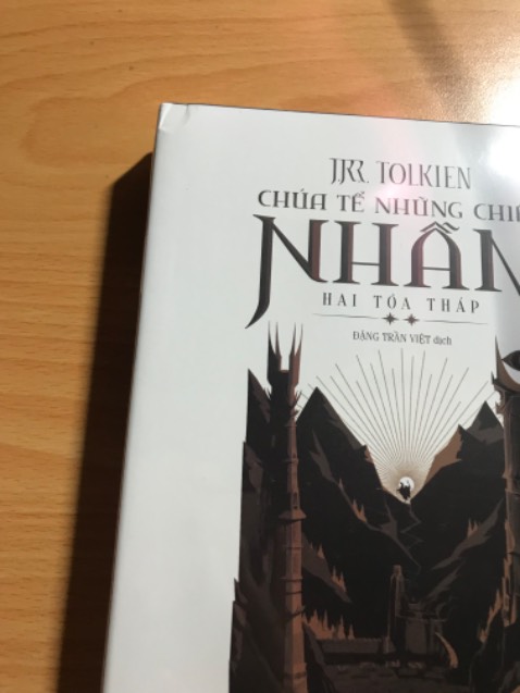 Sách ổn. Tuy nhiên có một cuốn bị móp nhẹ phần đầu và một cuốn có bìa áo hơi nhăn nhẹ phần đầu. Đồng thời, đóng hàng cũng rất sơ sài và không được chống sốc. Nhưng được cái là giao hàng rất nhanh và shipper cũng rất dễ thương. Dù vậy thì vẫn hơi hụt hẫng vì chất lượng sản phẩm vẫn chưa được như mình kỳ vọng.