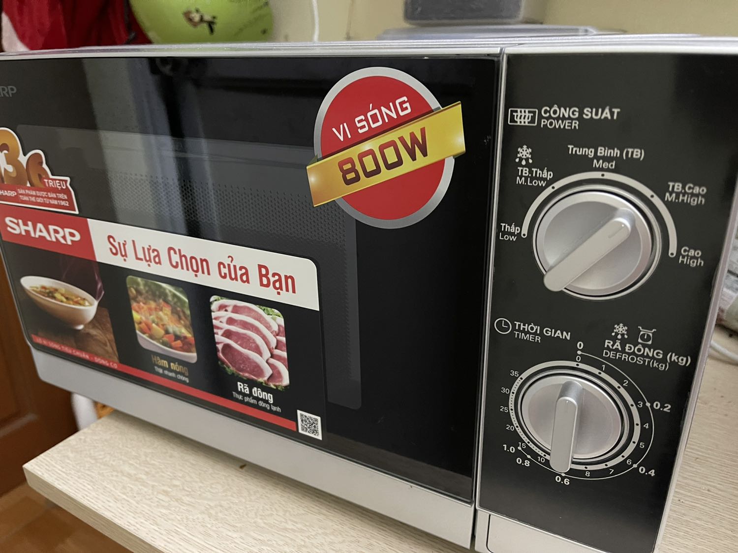 Hàng chính hãng, đã dùng vài tháng thấy ổn, rã đông nhanh, hâm nóng ok. Chỉ duy nhất một điều mình không hài lòng là khi đóng cửa lò => phải nói là tạo ra âm thanh chát chúa, sáng sớm mà hâm nóng canh, cháo... thì cũng coi như đánh thức cả nhà. Còn đêm mà hâm nóng, thì coi như cả nhà mất ngủ vì tiếng đóng cửa của lò. Hàng chính hãng, đã dùng vài tháng thấy ổn, rã đông nhanh, hâm nóng ok. Chỉ duy nhất một điều mình không hài lòng là khi đóng cửa lò => phải nói là tạo ra âm thanh chát chúa, sáng sớm mà hâm nóng canh, cháo... thì cũng coi như đánh thức cả nhà. Còn đêm mà hâm nóng, thì coi như cả nhà mất ngủ vì tiếng đóng cửa của lò.