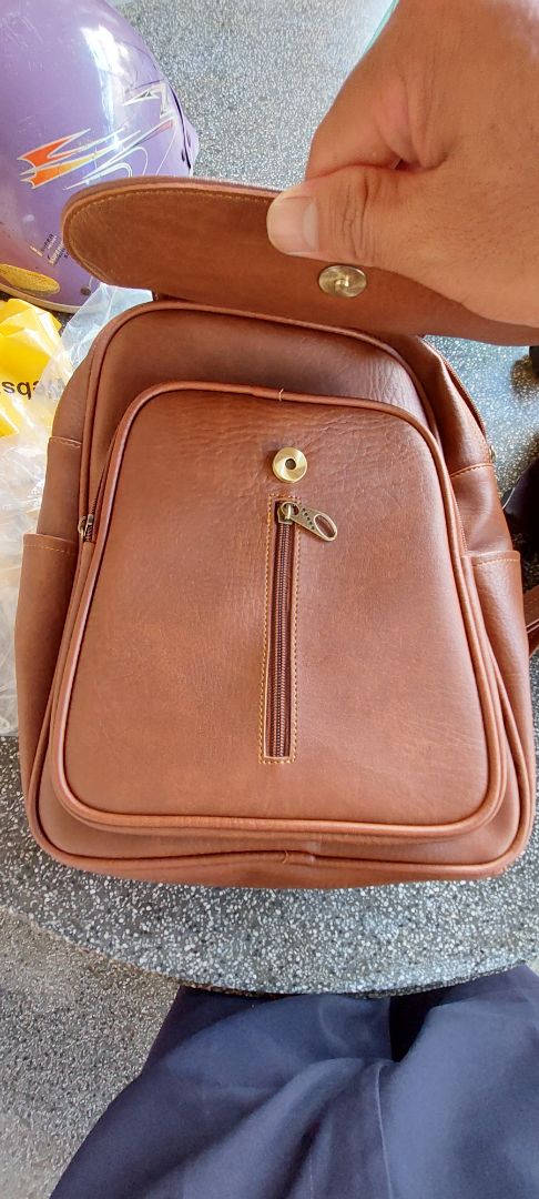 Thanks Tiki,thanks shop.hôm qua mới nhận hàng sp đẹp.mình mua về tặng vợ.vợ kêu đẹp.Lần đầu mua cho vợ cái balô.Nói chung ok.với tầm giá này chị em sắm cái mà đi làm là ok.