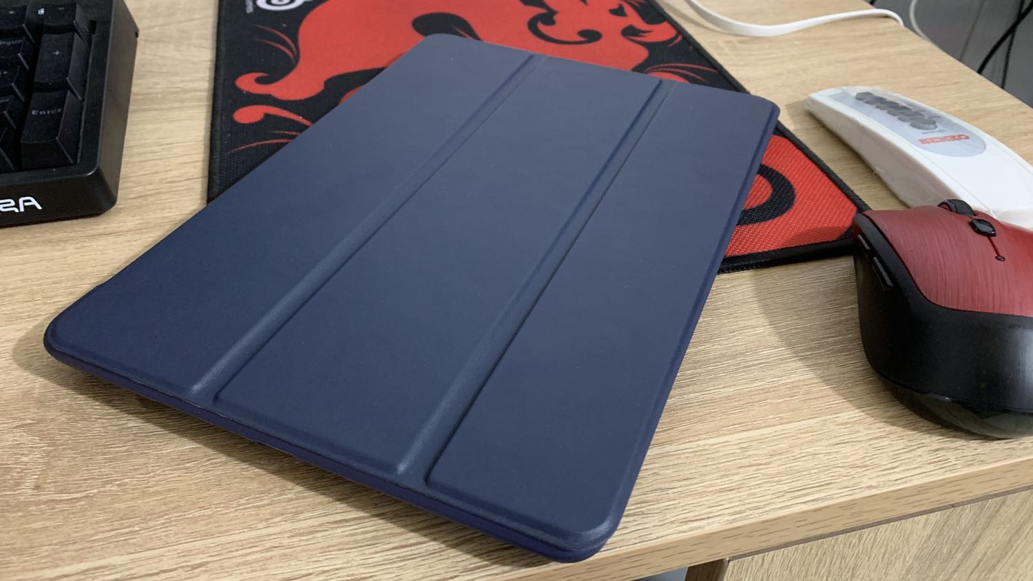 Hàng đẹp, dày dặn hơn mình mong đợi. Hợp với các dòng ipad gen 5, gen 6, pro 9.7, air 1, air 2 nhé các bạn. Máy mình gen 6.

Nắp bên ngoài là da công nghiệp mềm mịn, trong lót nhung, có nam châm tắt mở màn hình. Ốp lưng bên ngoài cũng da, bên trong cao su dẻo, ôm vừa vặn thân máy.