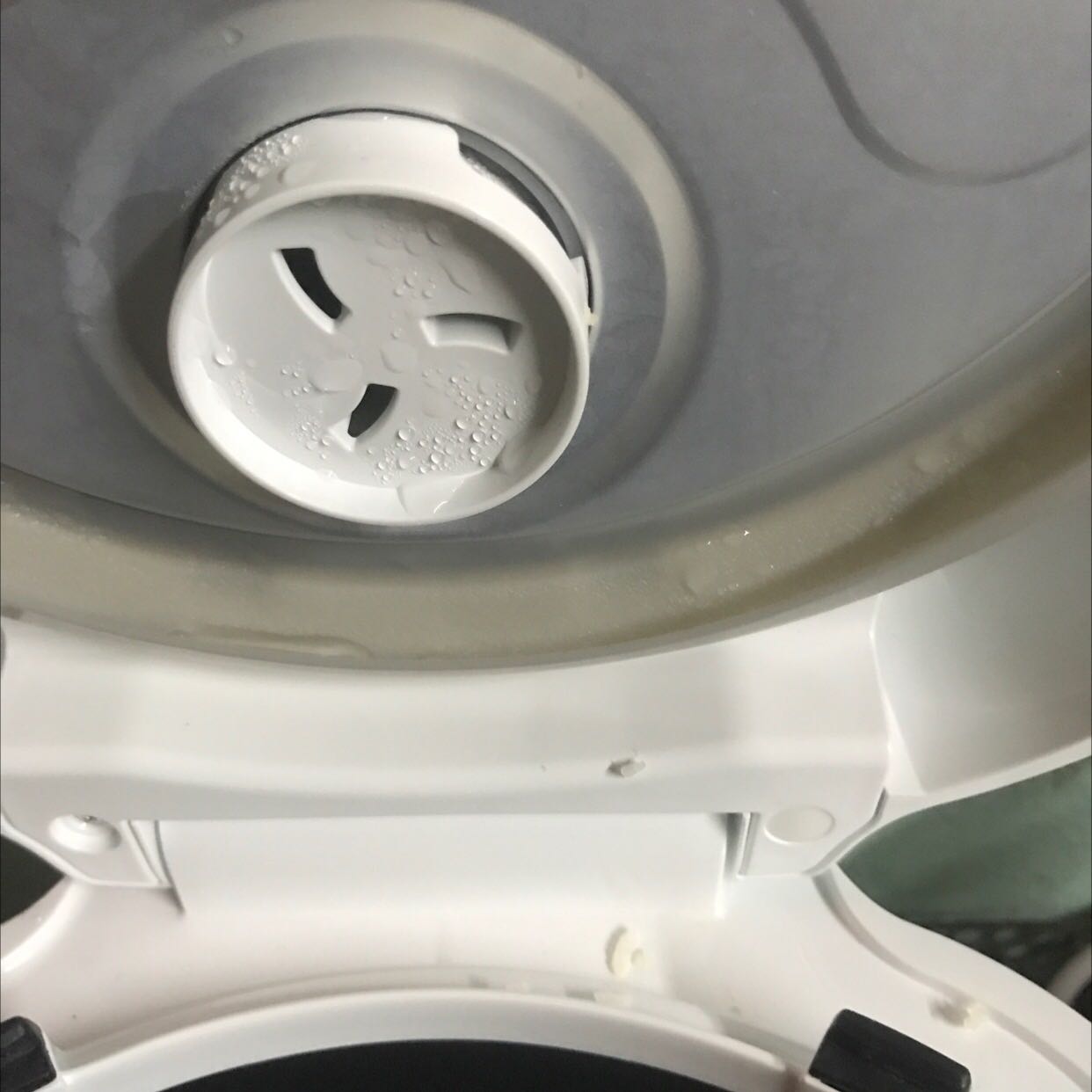 Săn sale được giá 9trăm mấy đữo tặng chảo xịn xò. Đã dùng 1 tháng nấu cơm ổn nhanh. Nồi thiết kế lạ, điểm cộng là có thêm vá cho công dụng cháo. Tuy nhiên sản phẩm bị đọng nước nhiều nhưng lại không có khay đựng nước dư, nên chỉ cẩn mở nắp lấy cơm là nước đầy, luôn phải lấy khăn lau bớt. Điểm trừ lớn của thiết kế. Trọng lượng nhẹ dễ lau chùi.