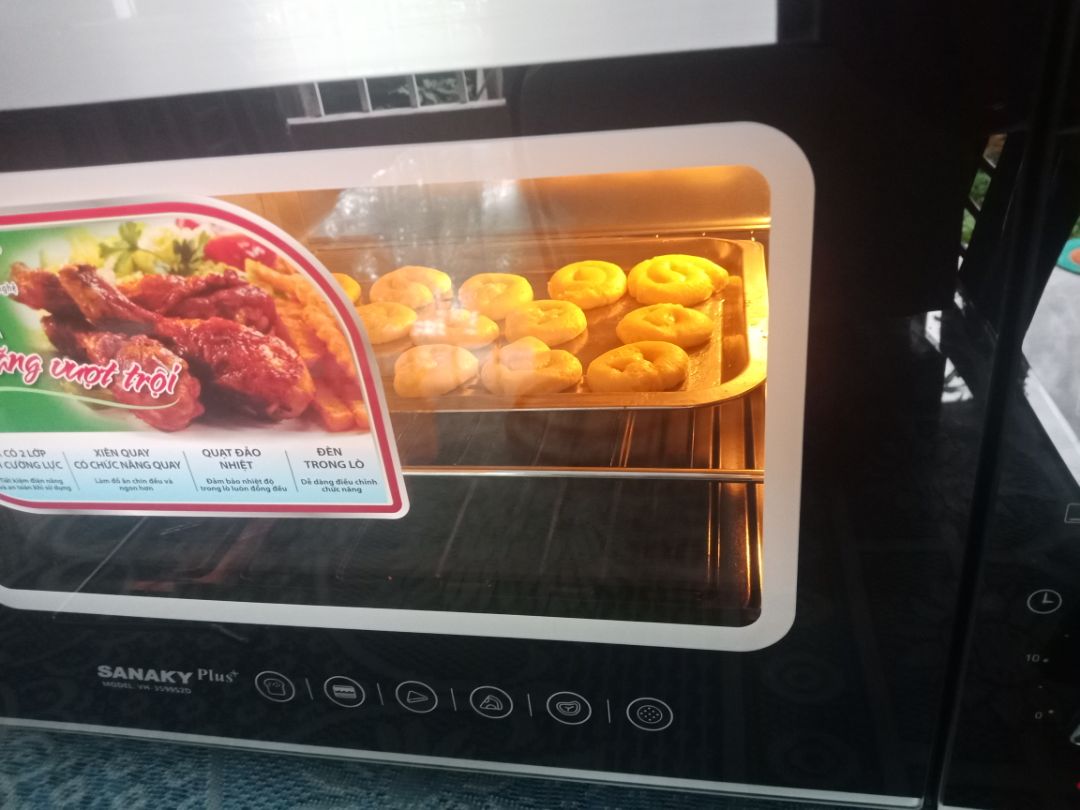 Giao hàng nhanh. Sản phẩm tốt. Nướng bánh lần đầu thấy rất ngon. Máy rất to. đủ cho gia đình 5 đến 6 người Vận hành một cách dễ dàng. Mua hàng ở Tiki cảm giác nhanh chóng. Và rất hài lòng với người phục vụ. Hi vọng sẽ ủng hộ nhiều.