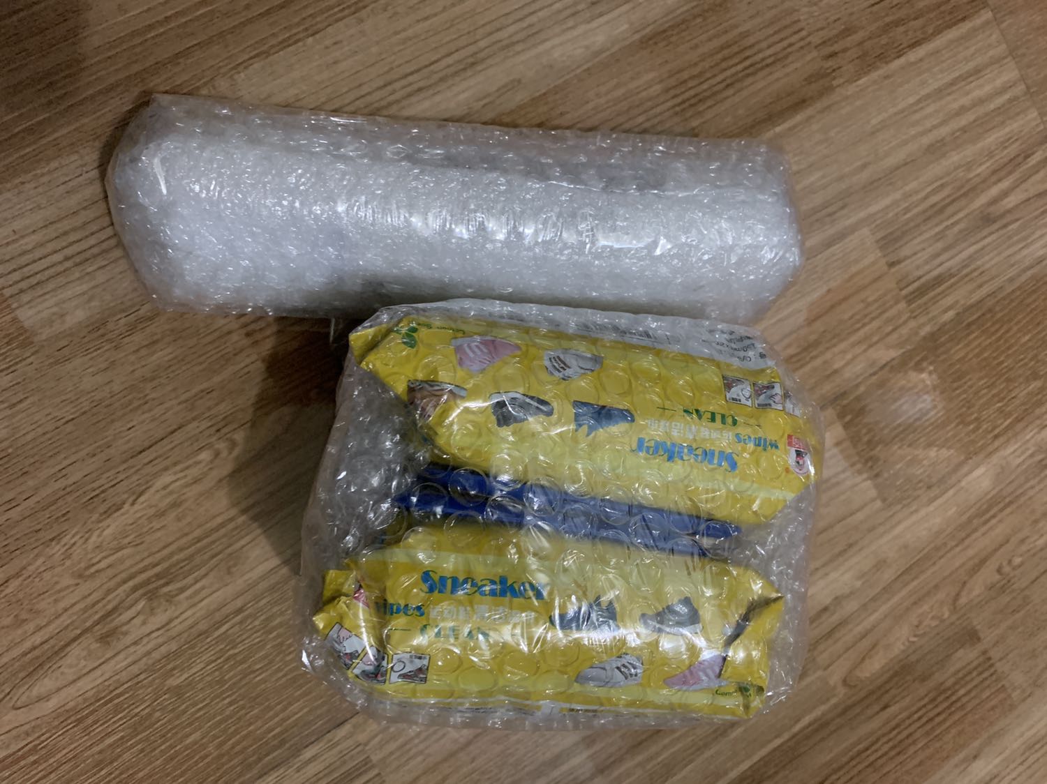 Dùng để lau giày sneaker nhanh, sạch, tiện tuy nhiên mùi xà phòng hơi nồng. Hàng trung quốc Dùng để lau giày sneaker nhanh, sạch, tiện tuy nhiên mùi xà phòng hơi nồng. Hàng trung quốc