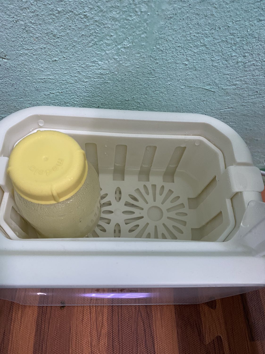 Quá xịn sò, nhà bán Mẹ bé Sóc Nâu bán ok. Nhiều người cứ bảo còn 1 lớp bóng kính sao ko thấy để bóc, mng phải cạo cạo bóc mạnh tay vào, có lớp bóng kính đó. Phải bóc lớp đó thì điều khiển mới thuận tiện. Hihi. 2 ngăn quá tiện luôn đó ạ, thi thoảng vừa hâm sữa lại cho lọ nước muối nhỏ mũi vào hâm cũng tiện vô cùng :3