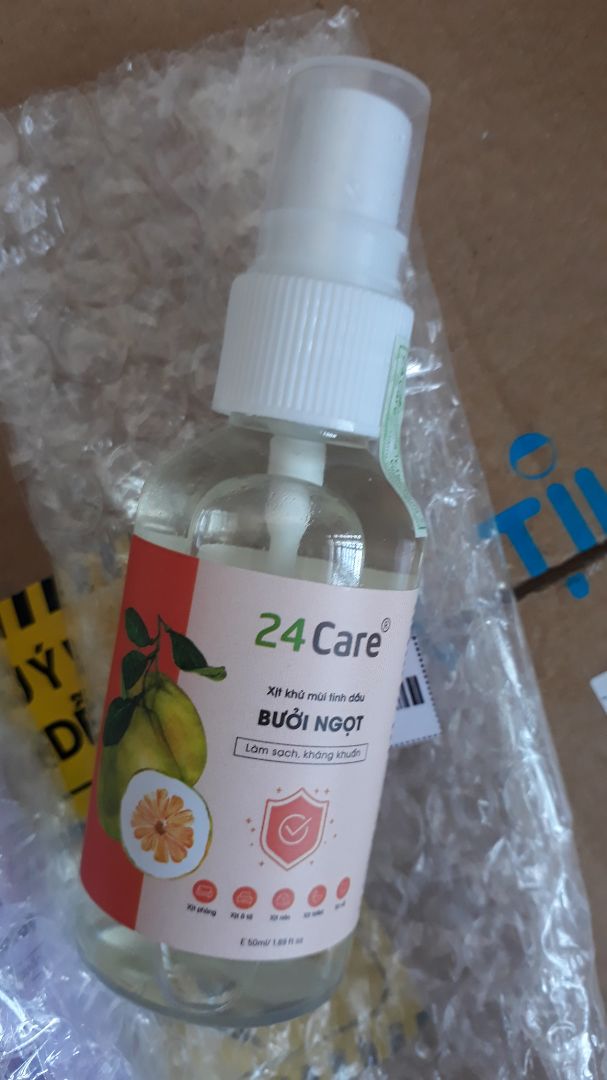 Hương bưởi này có lẽ là mùi sẽ hợp với nhiều người nhất. Thơm ngọt dịu mùi tinh dầu bưởi, có 1 ít mùi sả. Chai nhỏ tiện mang đi, có chai lớn 100ml nữa mà tớ mua này xài thử trc hehe