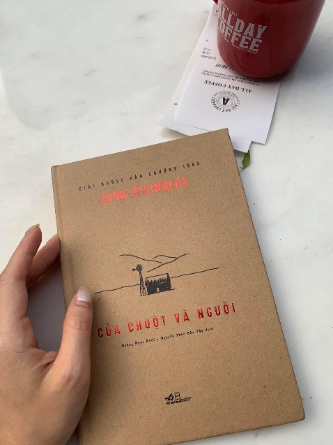 Hơn 2.5tr lượt đọc với rate 3.8 trên Goodread. 
Mình thích mạch truyện chậm rãi này, mô tả khung cảnh và cảm xúc 1 cách khúc chiết gọn gẽ - kĩ càng - đẹp đẽ mà giản dị (ngay cả lúc mô tả cảnh Con chuột bị bóp chết, con *** con bị bóp chết hay bà vợ lăng loàn của con trai trại chủ bị bẻ cổ chết), như kiểu tất lẽ dĩ ngẫu phải thế. Tất cả đều chết trong khi bị Lennie vuốt ve trìu mến (nhưng nó ko kiểm soát đc sức mạnh khủng khiếp của nó)
Nó là 1 mạch cảm xúc cứ xâm lấn vào dần trong tâm trí, ko hối thúc ko mạnh mẽ. Sự buồn như 1 hơi thở lạnh lùa nhẹ qua khe cửa, khi người ta nhận ra thì người đã run rẩy và cóng lắm rồi.
Trong cơn bĩ cực và *** khó, ngta thường sử dụng "giấc mơ" để có thể sống qua ngày với cái hi vọng 1 ngày nào đó mình sẽ hết khổ. Cuốn truyện rất buồn khi mà chính tay George phải giết chết bạn thân của mình - Lennie - 1 chàng khổng lồ ngờ nghệch, đã luôn vô tình giết chết những thứ mà anh ta yêu thích. Nhưng chết đi rồi - có lẽ sẽ hạnh phúc hơn. Giống cách mà ngta đã giết con *** già của lão cụt tay Candy vậy...
Cuốn truyện đạt giải Nobel, và nghe nói fim đạt giải Oscar luôn. Mình chắc chắn sẽ xem nó