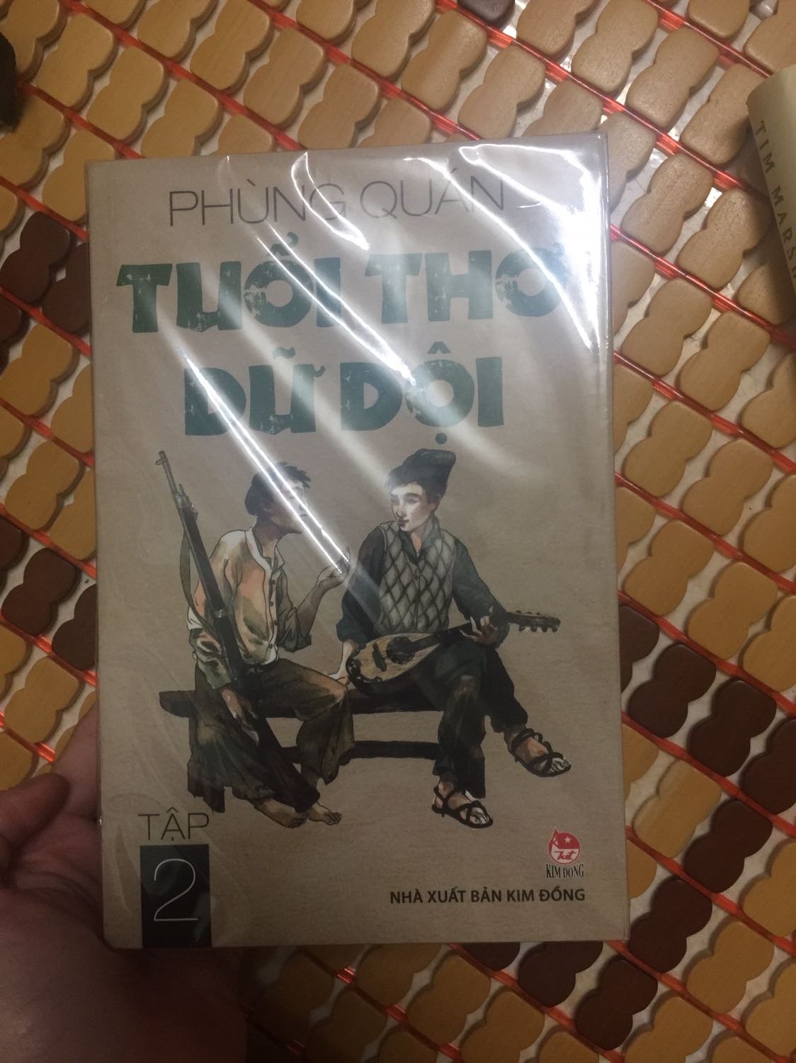 Giao hàng nhanh chóng, sách nguyên vẹn, hiếm khi thấy “Tuổi thơ dữ dội” sale 40% như vậy nên chốt liền tay. Mua 2 cuốn này với giá 0đ nên khá thích (tại có mã giảm với Tiki xu). Tại vì mịn đã mua “Nhật ký Đặng Thuỳ Trâm” và “Nỗi buồn chiến tranh” rồi nên muốn mua bộ này để đọc, đọc để biết về những con người thời xưa kia dù phải chịu những đau thương, mất mát nhưng vẫn kiên cường, lạc quan sống, vững tin bước tiếp và chiến đấu cho mai sau. Giao hàng nhanh chóng, sách nguyên vẹn, hiếm khi thấy “Tuổi thơ dữ dội” sale 40% như vậy nên chốt liền tay. Mua 2 cuốn này với giá 0đ nên khá thích (tại có mã giảm với Tiki xu). Tại vì mịn đã mua “Nhật ký Đặng Thuỳ Trâm” và “Nỗi buồn chiến tranh” rồi nên muốn mua bộ này để đọc, đọc để biết về những con người thời xưa kia dù phải chịu những đau thương, mất mát nhưng vẫn kiên cường, lạc quan sống, vững tin bước tiếp và chiến đấu cho mai sau.