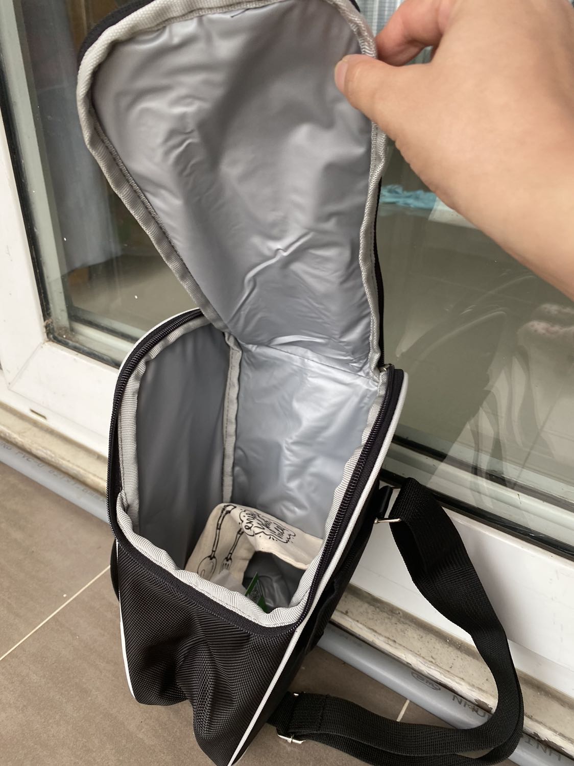 Túi đep hơn trong hình, màu và chất vải rất đẹp, có hai ngăn nhỏ hai bên nữa rât tiện. Đóng gói đẹp, giao hàng nhanh, tiếp tục ủng hộ