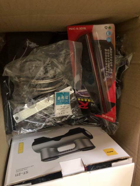 Bảng này ok nhé, phản quang tốt nên buổi tối nhìn vẫn thấy rõ, shop còn cẩn thận cho thêm cả miếng để cạo. Mua mấy thứ thì cái nào cũng hài lòng.