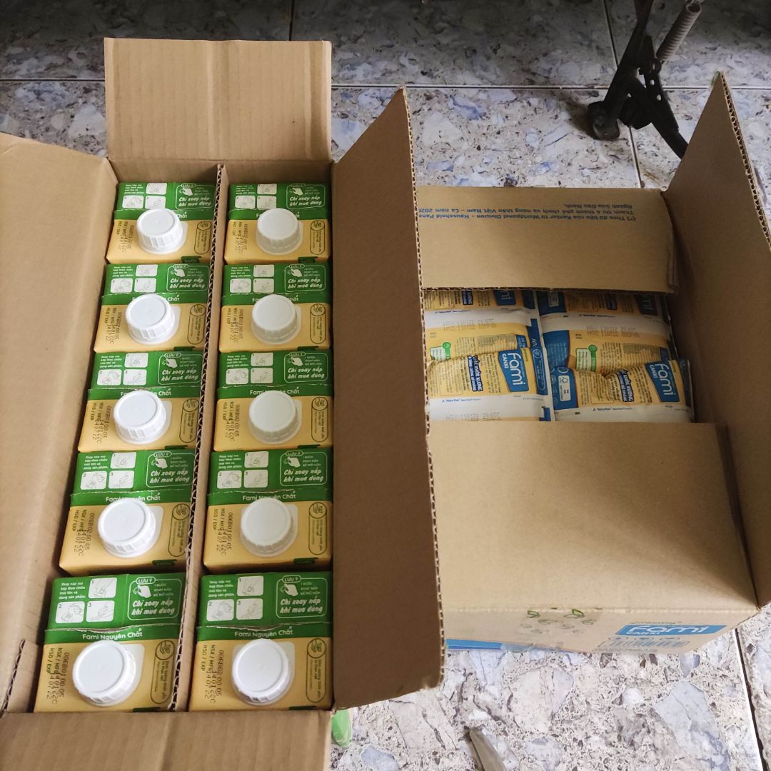 U là trời, tìm mua loại không đường không ra, thấy để tên Nguyên chất phân vân không biết loại này có đường hay không. Nhận hàng rồi uống thử thì ngọt quá trời quá đất, loại có chữ Ít đường đã ngọt rồi loại này còn ngọt hơn, lỡ mua 2 thùng chắc phải bỏ đá vô uống cho đỡ ngọt mới được. Uống không đường thì tốt cho Sức khoẻ hơn, mà chỉ có cách ra cửa hàng Vinamilk mua thôi, mua onl thì gian hàng chính hãng không thấy bán nếu có thì giá bán lẻ giá cao hơn mua ngoài luôn.