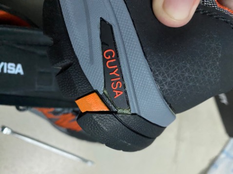 Đã nhận được hàng và cho đánh giá sơ bộ:
1.thời gian giao hàng xử lý sản phẩm của tiki quá lâu đặt hàng từ hôm 13 mà tới 17 mới tới, và giao lúc 18h00 thì quá bất tiện cho người làm việc văn phòng 
2. - sản phẩm thì mẫu mã sẽ giống quảng cáo nhưng chất lượng hoàn thiện thực sự chưa tốt. Với giá sản phẩm cũng không rẻ nhưng mức độ hoàn thiện về đường keo quá mất thẩm mỹ. Shop xem lại 
- đế lót giày quá mỏng. Có thể tự thay thế lót mới.
3. Về độ bền sẽ cho cập nhật trong thời gian tới.