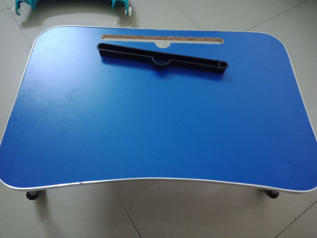 bàn 3* thêm 1* nhờ tiki giao hàng nhanh,  nhân viên tốt. 
theo ý kiến cá nhân, nếu ít dùng thì mua cũng được nhưng nếu dùng thường xuyên thì ko nên mua. 
khớp nối chân bằng nhựa. 
đệm chân bằng xốp. 
phần hõm của bàn ko gia cố. 
với giá hơn 80k thì cũng không rẻ.