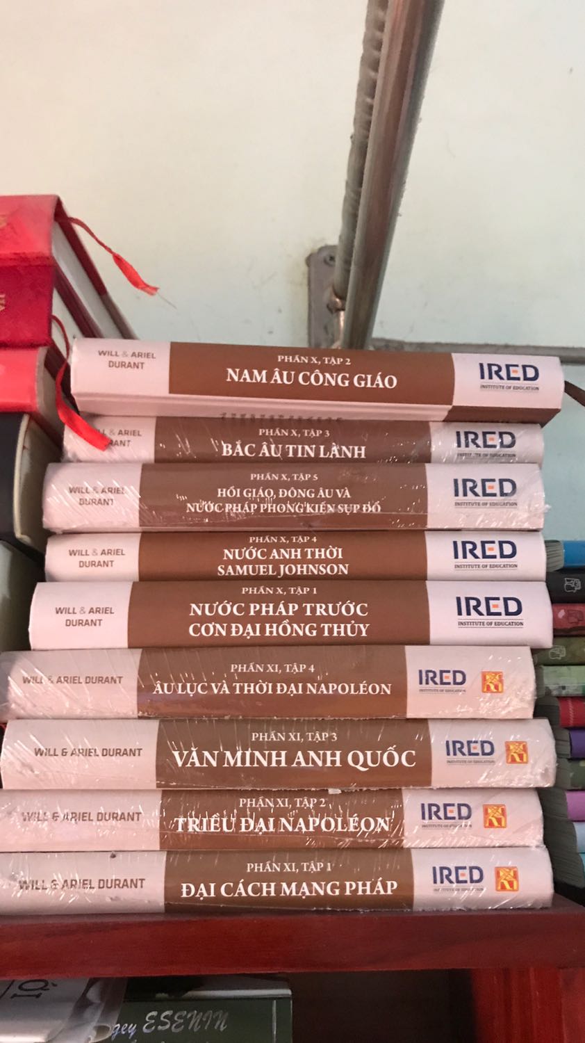 Một cuốn sách đầy điểm nhấn, thực tế mình đã bắt đầu cả bộ sách bằng cuốn này, một cách viết rất ấn tượng và mới lạ