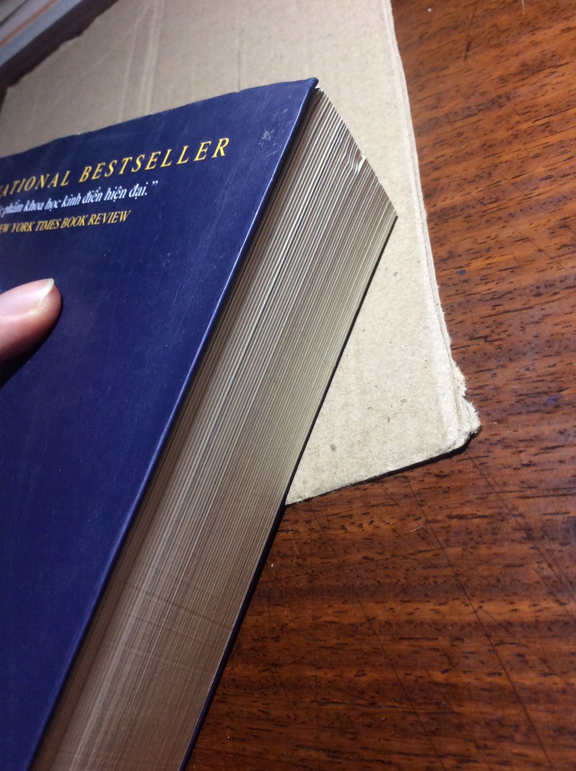 Sản phẩm có chút lỗi nhưng đối với hàng sale thì chất lượng tốt rồi. Một cuốn sách đáng đọc, vì tâm huyết của một người vốn không biết gì về thế giới, nỗ lực để tìm hiểu về thế giới, miẹt mài trong 3 năm trời để viết ra một cuốn sách súc tích lẫn nội dung và cảm xúc. Cuốn sách không hề khô khan, bạn sẽ được dòng tâm huyết của tác giả cuốn đi trước sự hình thành của vạn vật từ vũ trụ bao la nảy sinh từ hư vô cho đến ngôn nhà xanh thân yêu Trái Đất của chúng ta