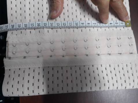 Size S (ngang rốn 60-70cm), M (ngang rốn 70-75cm), L (ngang rốn 75-80cm), XL (ngang rốn 80-85cm), 2XL (ngang rốn 85-95cm)
Chiều cao gen 25cm (loại thường chỉ cao 23cm)
Có 4 thanh chống cuôn bằng thép xoắn có độ đàn hồi rất cao (loại thường thanh chống cuộn bằng nhựa, rất dễ cong vênh)
Tất cả những thông tin này đều không đúng với sản phẩm mình nhận: Gen cũng phải vừa vặn chứ siêt không có chỗ thở,, một lúc siết liền 7-8 phân thở sao nổi, siết từ vô dần các nâc móc chứ! Vòng bụng mình đúng 73 thì ít nhất cũng phải size XL hoặc L. Chiều cao chưa tới 21cm mà tt là 25cm. Còn thanh chống cuộn đâu  mà thấy, chưa đeo vào đã cuộn rồi shop?
Làm ơn thông tin cho chính xác shop ơi!