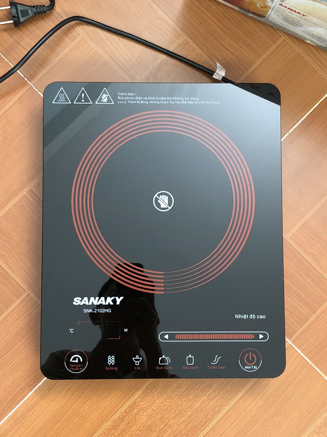 Thấy mọi người comment bị lỗi mất nét số hiển thị, may thay mình không bị lỗi này. Lúc đang nấu và vừa nấu xong quạt kêu hơi ồn, nhưng ở mức chấp nhận được nên không sao. Khoảng 5-7 phút sau khi nấu xong quạt mới tắt.
Bếp này hơi hao điện so với bếp từ nha. Nên bạn nào ở trọ, dùng điện giá cao thì nên cân nhắc.