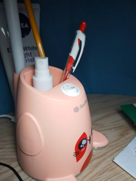 Mua 2 đèn hết 3 trăm. Giao chậm lắm. Hãng cần chú ý hơn. 2 màu khác nhau. Cốc cắm bút được nhìu. Thân đèn dài, đèn chụp. Ánh sáng trắng không vàng dịu đâu. Không biết có ảnh hưởng mắt hay không nữa.