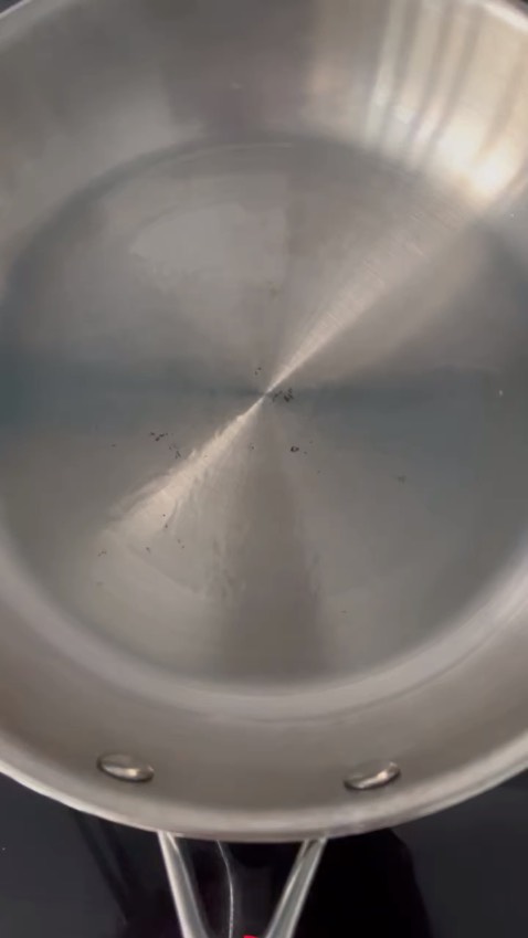 Mới chiên lần đầu kiểu bị màu ố
Nay đang chiên thì lên vết đen cháy như clip giờ rửa ko hết