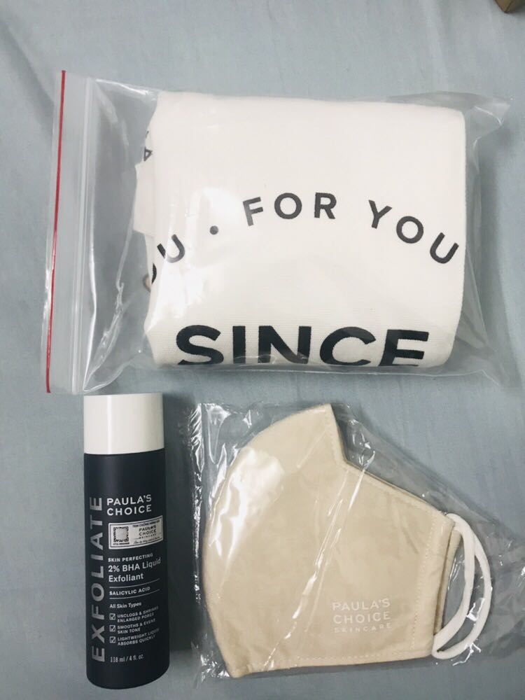 Mình dùng bình nhỏ thấy khá ổn nên mua thêm. Sp thấm nhanh ko bị nhờn dính. Cũng ko gây châm chích hay rát da. Dùng thấy da đỡ dầu hẳn, giảm mụn, mịn hơn. Nên dùng kèm kem dưỡng và kem chống nắng.
Mình mua trúng đợt km nên được giá tốt, còn được tặng kèm túi canvas dày dặn vs khẩu trang khá đẹp. Giao hàng nhanh, đóng gói kỹ càng. 5* cho PCVN.