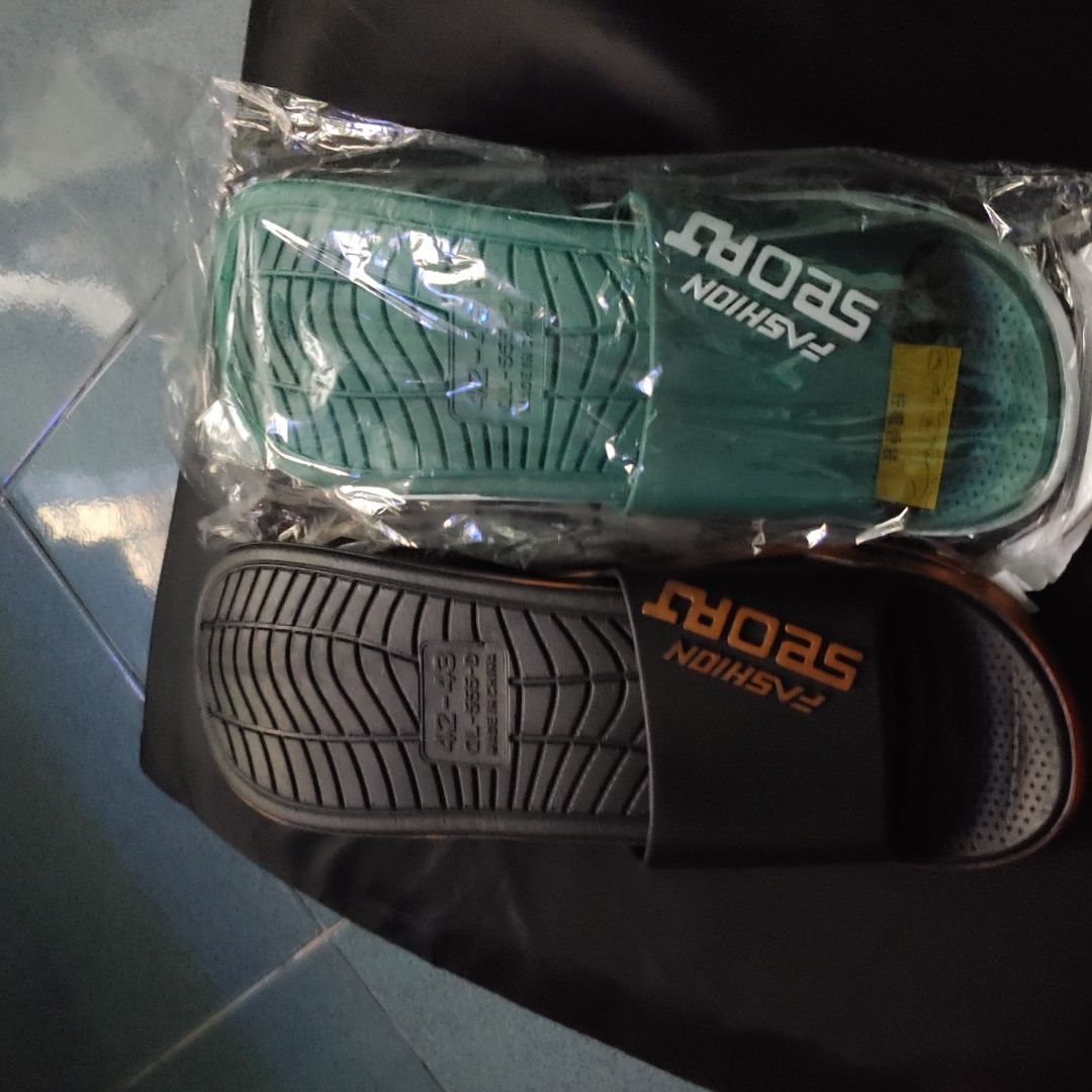 giao hàng nhanh. dép đẹp, chắc chắn. mang rất êm và ấm chân