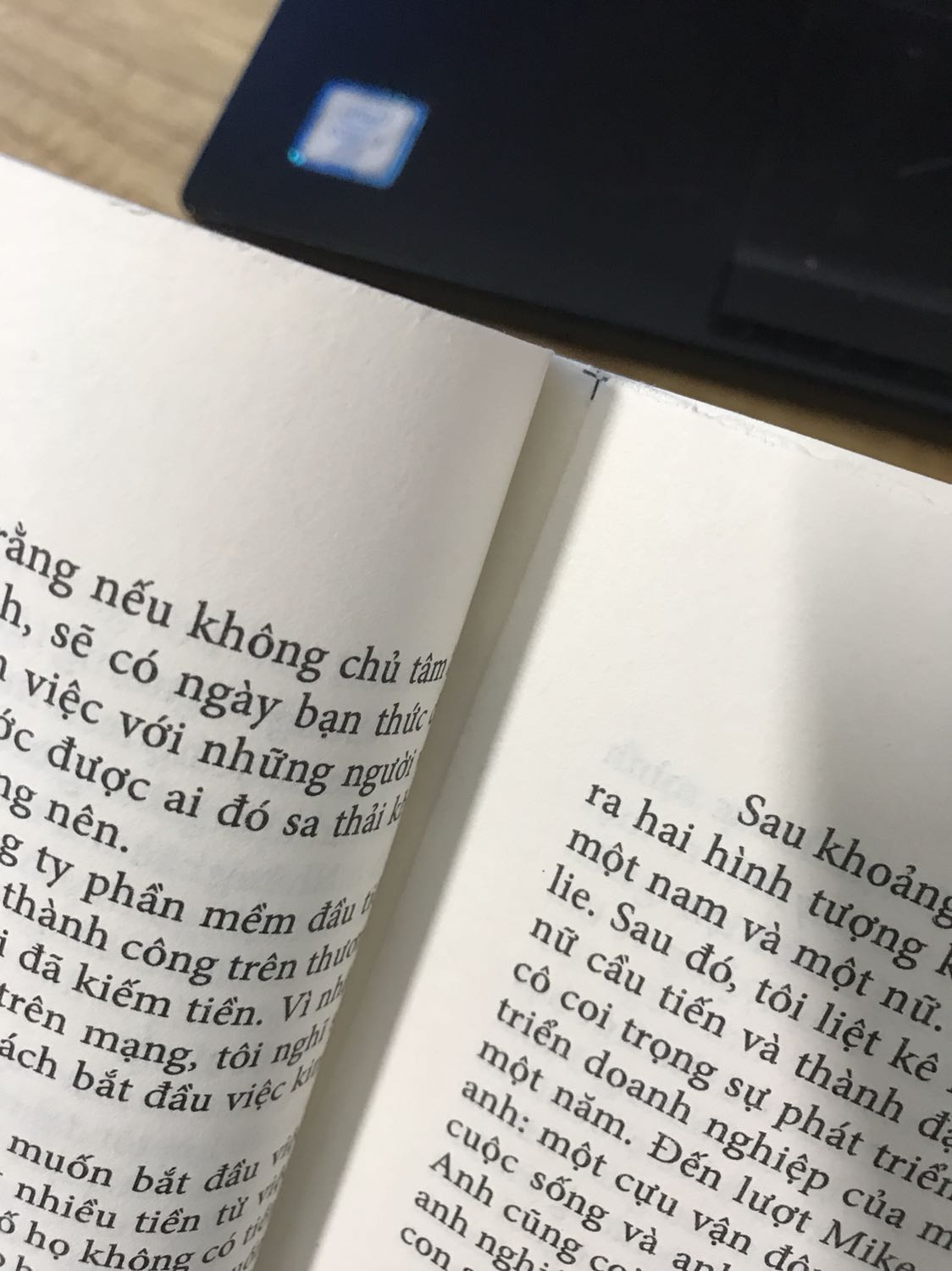 Sách mắc tiền nhưng giấy khá mỏng. Giấy bị xén lệch mất 8 tờ, may mà chưa mất chữ.
