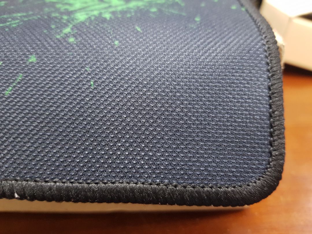 Tốt trong tầm giá. Không có mùi cao su, có viền may không quá tệ, viền này hữu ích khi dùng lâu, sẽ không bị bung lớp vải trên mặt. Hoa văn sơ sài, dùng lâu sẽ nhanh phai.