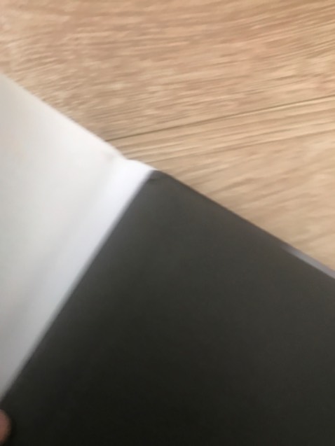 Hơi thất vọng với Tiki một xíu vì cuốn này mình mua không hề rẻ, là bìa cứng nhưng lại bị móp ở góc, sách bìa cứng nhưng khi đóng gói Tiki không hề bọc cho mình:((