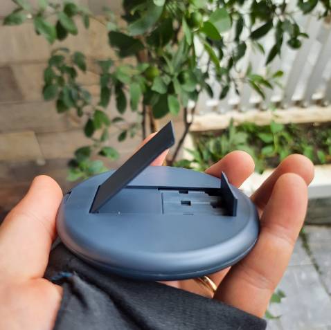 Hàng đúng như thông tin mô tả.
Nhân viên giao hàng siu nhanh, lịch sự, thân thiện.
Sản phẩm k bao gồm củ sạc nên p mua riêng. Hy vọng shop sẽ giảm giá củ sạc remax 60 w xuốg 300 k - 350 k trog tương lai. (T.T.)
Sản phẩm khá thích hợp khi đem theo đi du lịch, tất cả chỉ trog 1 hộp phấn nho nhỏ.
Nhược điểm: 
Chỗ thanh dựng điện thoại khá mỏng và khá khó gỡ ra xài thui. Còn lại thì tuyệt vời ông mặt trời, k có điểm j chê đc.
AIOChannel Hàng đúng như thông tin mô tả.
Nhân viên giao hàng siu nhanh, lịch sự, thân thiện.
Sản phẩm k bao gồm củ sạc nên p mua riêng. Hy vọng shop sẽ giảm giá củ sạc remax 60 w xuốg 300 k - 350 k trog tương lai. (T.T.)
Sản phẩm khá thích hợp khi đem theo đi du lịch, tất cả chỉ trog 1 hộp phấn nho nhỏ.
Nhược điểm: 
Chỗ thanh dựng điện thoại khá mỏng và khá khó gỡ ra xài thui. Còn lại thì tuyệt vời ông mặt trời, k có điểm j chê đc.
AIOChannel