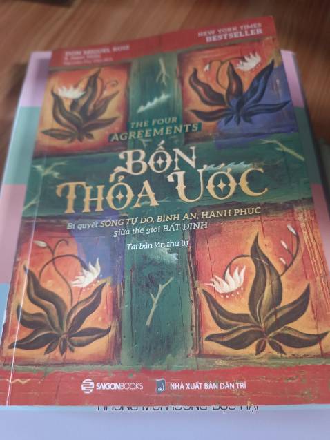 đọc lần 1 thấy hay, đọc lại lần 2 lại nghiệm ra thêm một điều nữa, cứ đọc thêm 1 lần là lại ngẫm ra thêm một điều gì đó. Mỗi khi trống rỗng mình thường ngồi cạnh kệ sách, rồi rút ngay một quyển sách thu hút ánh nhìn của mình nhất, cầm trên tay nguyện " một thông điệp cho mình " rồi lật ngẫu nhiên một trang, đọc những dòng chữ.... và đây là lần thứ bao nhiêu mình nhận thông điệp đúng lúc từ sách này rồi mình cũng không nhớ nữa.
Mình thích nhất là thoả ước thứ 2, một điều mình đã thực hiện vài năm nhưng đôi khi vẫn quên, vậy thì quay về thoả ước thứ 4