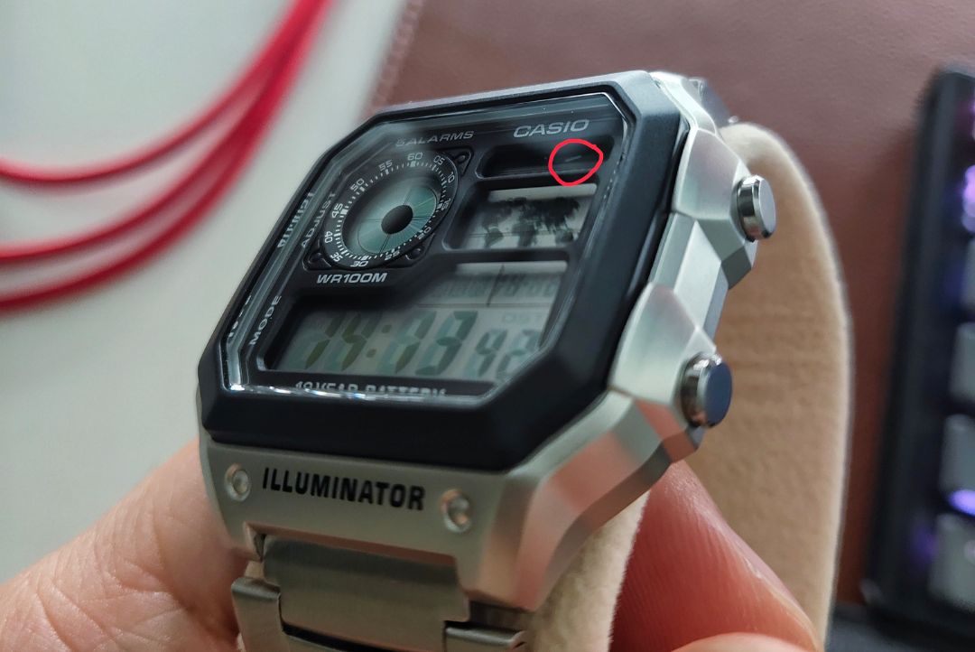 mặt đồng hồ bị một vết xước khá sâu ngay khi mở hộp ra là thấy, mình có quay video unbox nhưng ko gửi được nên gửi tạm ảnh, chắc chắn đó là vết xước vì lau bao nhiêu cũng ko đi!