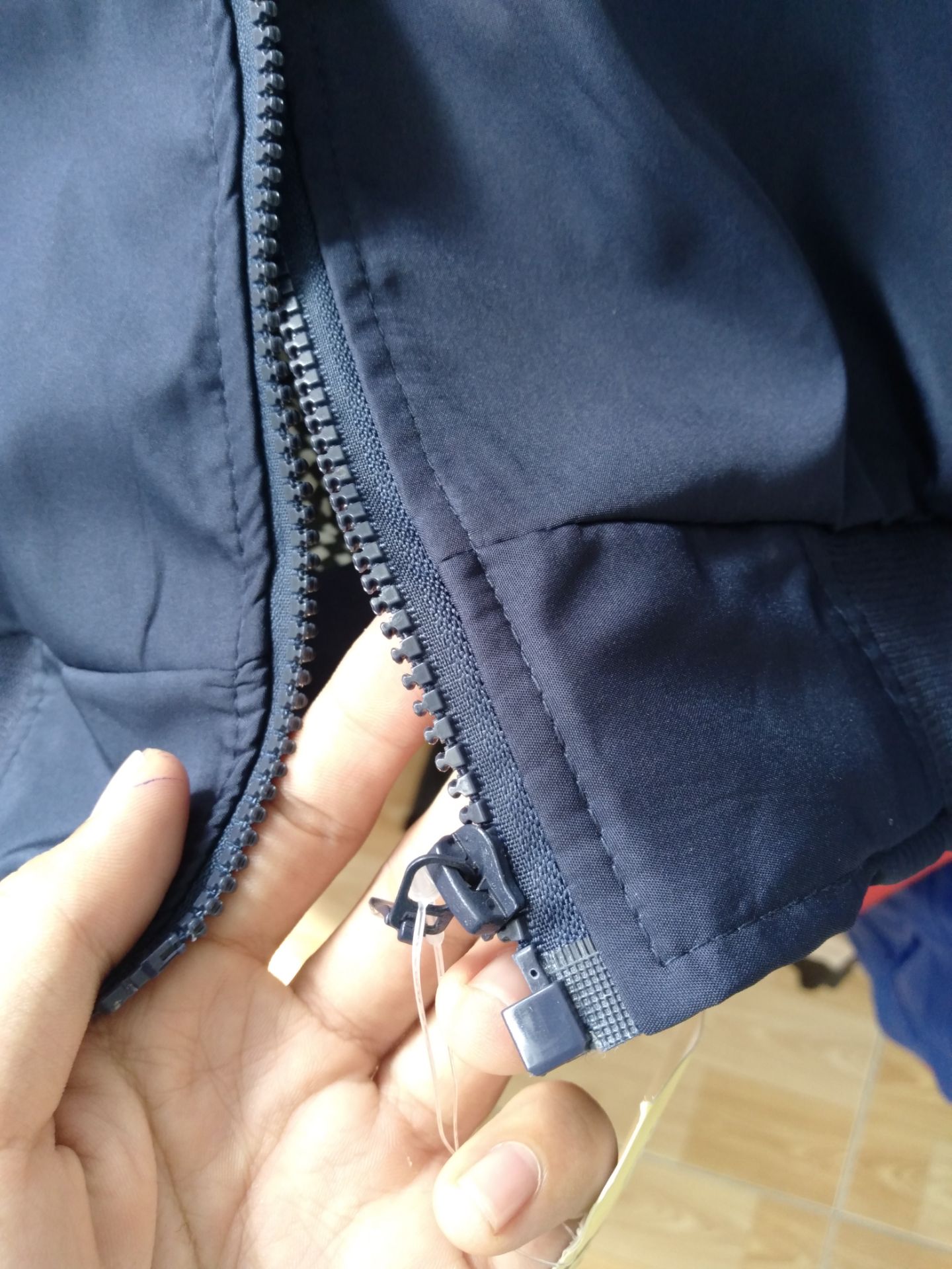 áo đẹp dày cầm chắc tay giao nhanh .. mình 1m75 56kg chọn size xl hơi rộng.. bạn nào muốn. vừa ôm thì chọn L nhá