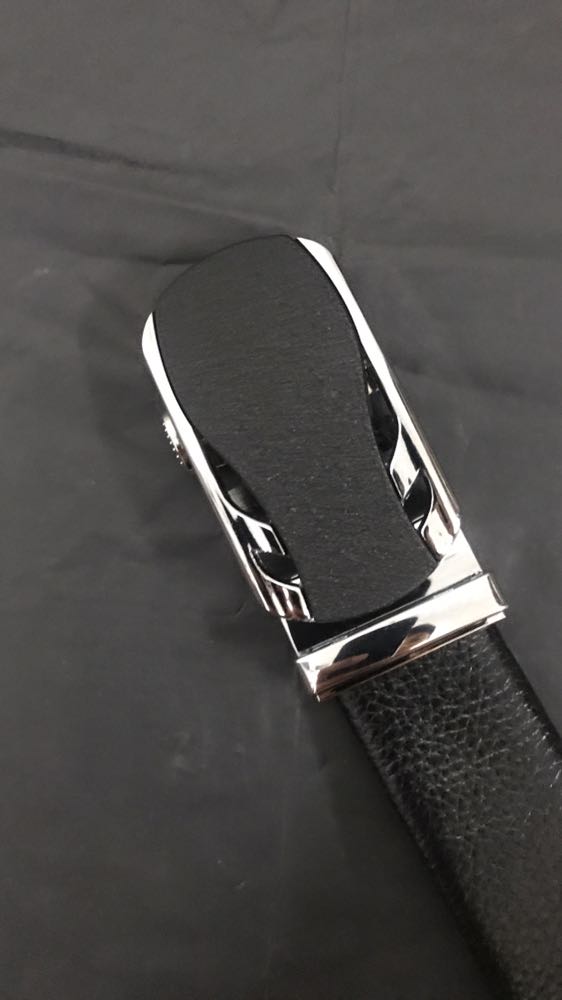 Lấy về sài mấy hôm rồi mới lên đánh giá cho mọi người biết. Dây da mềm dài chắc mấy anh bụng bự đeo ok còn mấy anh bụng bé thì cắt ngắn đi xíu là ok rồi. Đầu khoá chắc chắn, nhìn đơn giản nhưng rất đẹp, dễ phối đồ. Nói chung là sản phẩm khá ok. Đáng mua các bạn ạ.