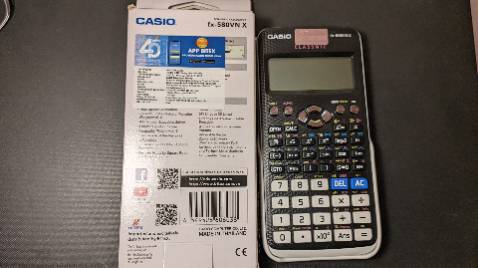 Tiki giao hàng nhanh, đóng gói mình đánh giá là tạm được. Đối với sản phẩm là 1 chiếc máy tính, Tiki chỉ bọc chống sốc cho máy mà theo mình nghĩ là đã sẵn có rồi nhét vào 1 chiếc hộp cùng chút bìa vụn, dán tem hàng dễ vỡ.
Máy tính chuẩn real, mình đã check đủ và kích hoạt bảo hành điện tử được. Màn hình không có lỗi, nút bấm nhạy, vỏ không bị xước. Theo như mình thấy thì tính đến hiện giờ là tháng 3/2023, giá trên Tiki gần như là rẻ nhất so với các sàn, web khác. 
Mình rất hài lòng với chính sách cho kiểm hàng của Tiki. Mình sẽ quay lại ủng hộ Tiki khi cần mua sách và khi mình có tiền :))