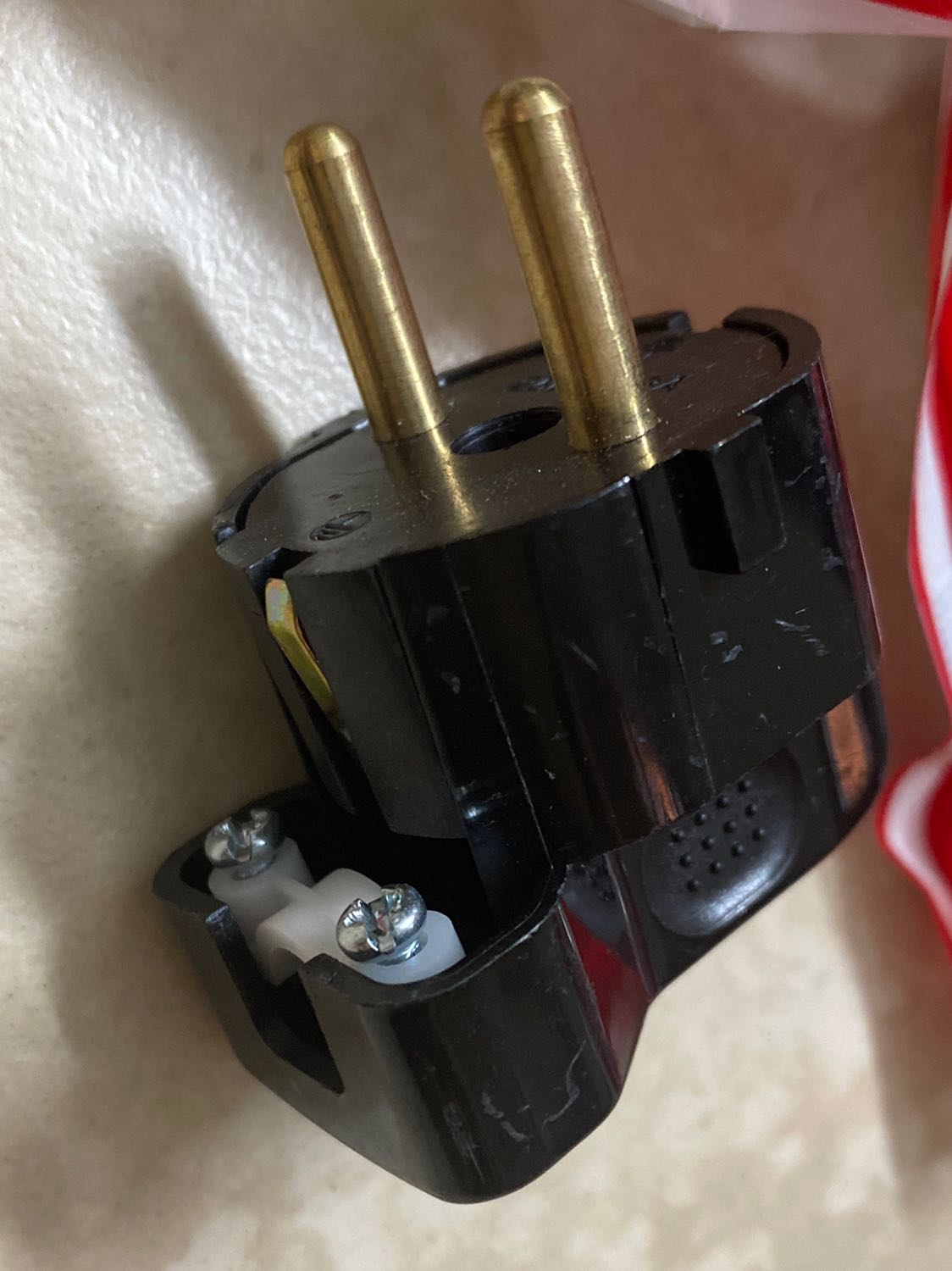 Nhựa của phích cắm hơi bị trầy sướt dù là hàng mới tháo bao bì. Hy vọng là dùng ổn. Ủng hộ hàng Việt Nam.