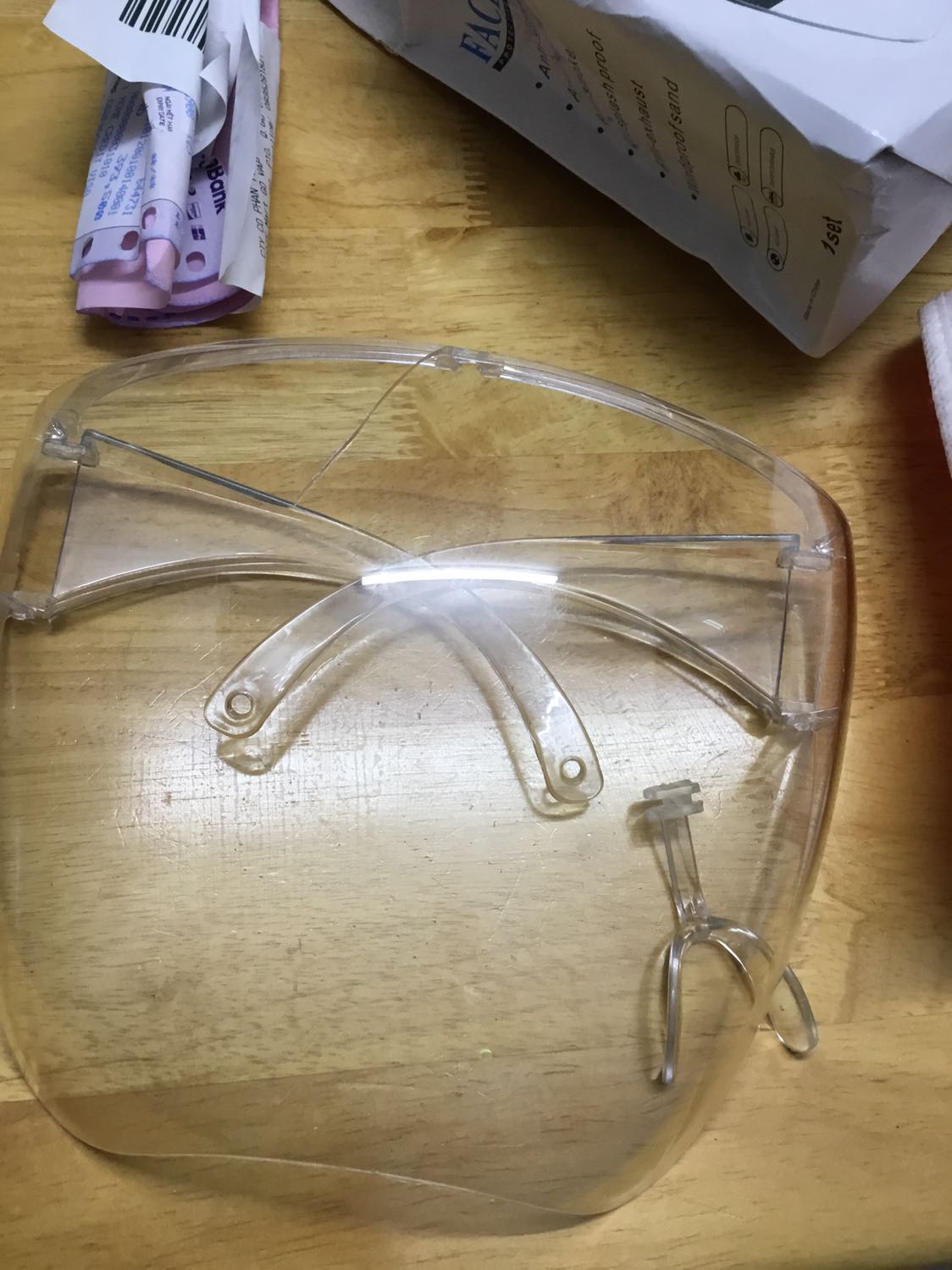 Cố tình giao sản phẩm bị xước và gãy. Chắc chắn không phải do khâu vận chuyển vì kính đã bọc trong bọc xốp nhưng bề mặt kính vẫn bị xước, tức đã biết nhưng vẫn cố tình đóng gói cho khách. Yêu cầu shop làm ăn có tâm. Mùa dịch kính phòng hộ rất cần thiết đặt 7 ngày mới có, giờ phải thêm thời gian đổi trả và giao hàng lại, chưa chắc sản phẩm lần sau sẽ đạt chất lượng. Bộ shop tính hết dịch rồi mới giao hàng cho khách sao. Cứ bị lỗi thì tôi đây vẫn cứ đổi. Tệ quá tệ