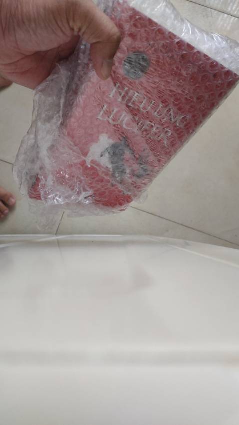 Báo gói kỹ lưỡng và chắc chắn, mặc dù không sử dụng hộp giấy