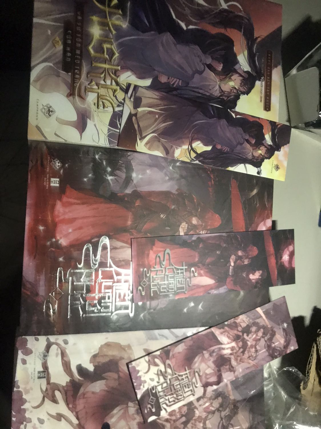 Được tặng kèm bookmark, tuy nhiên hộp hàng không hề có một miếng chống sóc nào luôn, góc trên quyển husky bị móp, buồn