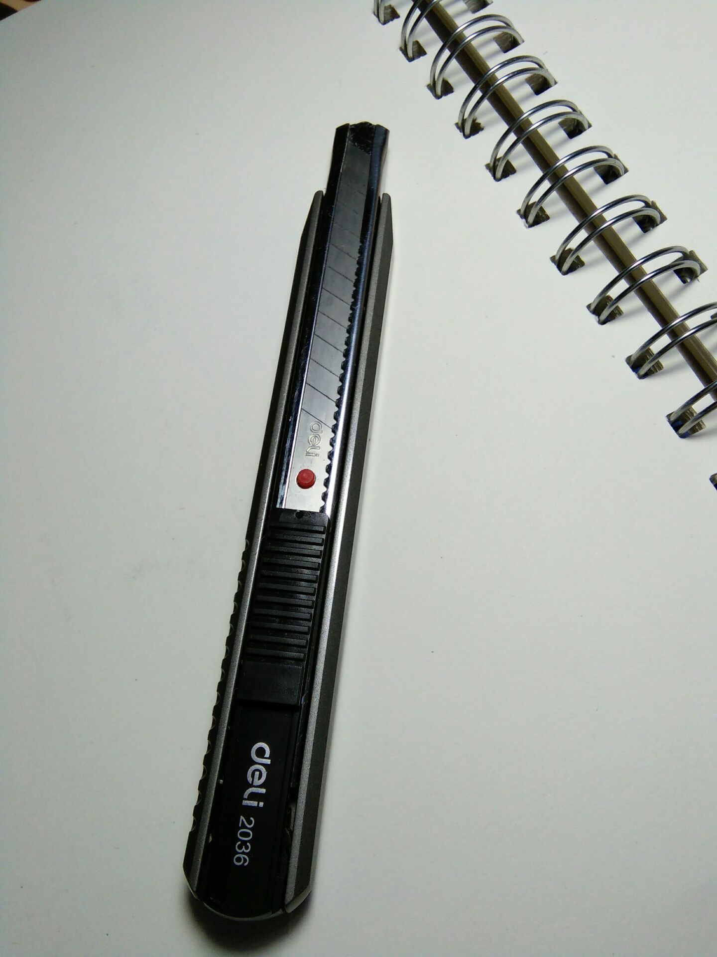 Nhìn bề ngoài thì dao được thiết kế khá đẹp. Mới dùng cắt rất sắc, êm. Mình thường dùng để gọt bút chì thấy rất tiện lợi.