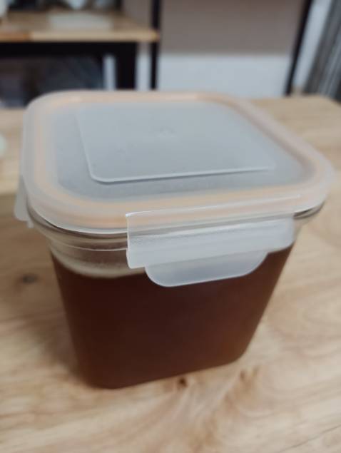 Lần này hộp cũ hơn và không kín hơi như hộp mua lần trước, phần nắp gập đã bị rạn trắng ảnh hưởng đến độ bền và chất lượng sản phẩm