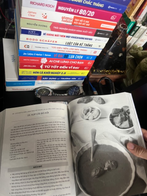 Cuốn này bên phát hành sách cố tình cho nhiều hình ảnh minh hoạ (Gần 1/2 cuốn). Phải chi hình im màu rõ đẹp thì ko nói đằng này in trắng đen.