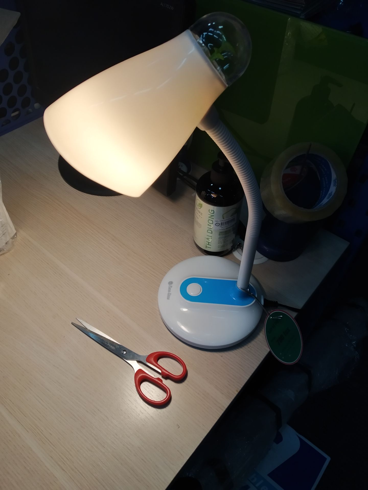 đèn gọn, chắc, Có trang bị sẵn bóng đèn vàng 5w, độ sáng ổn để đọc sách ở phòng tối yên tĩnh.